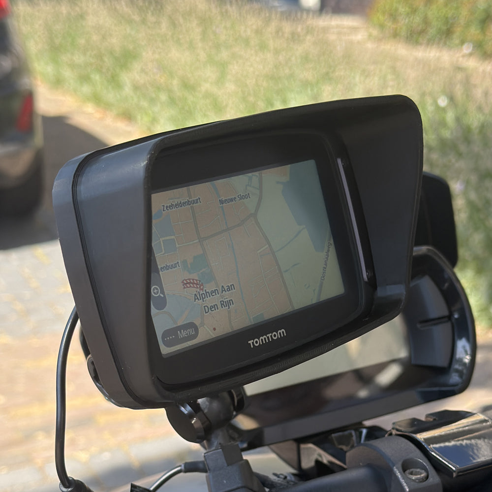 Zonnekap voor TomTom Rider op motor gemonteerd