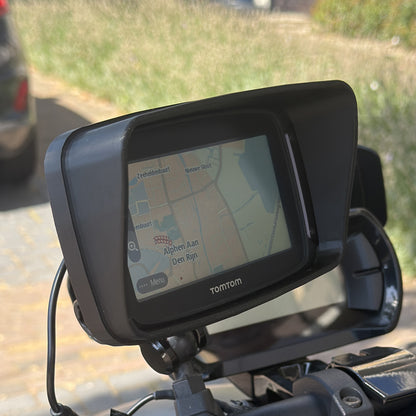 Zonnekap voor TomTom Rider op motor gemonteerd